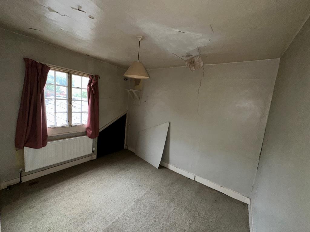 Lot: 103 - THREE-BEDROOM SEMI-DETACHED HOUSE FOR REPAIR - First Floor Bedroom